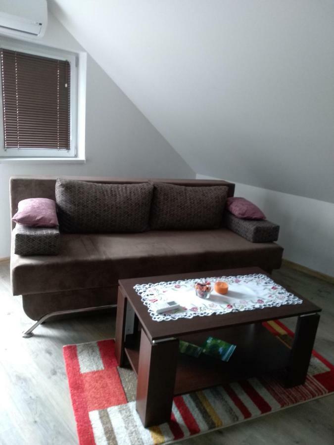 Apartman Nina Licko Petrovo Selo Exterior foto