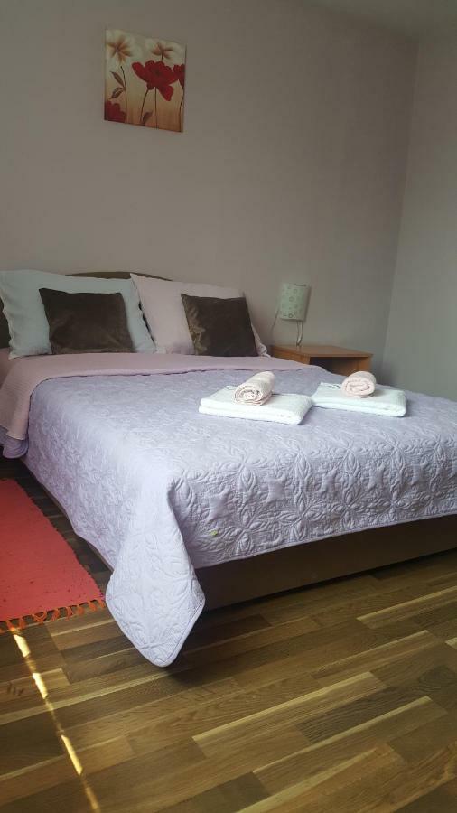 Apartman Nina Licko Petrovo Selo Exterior foto