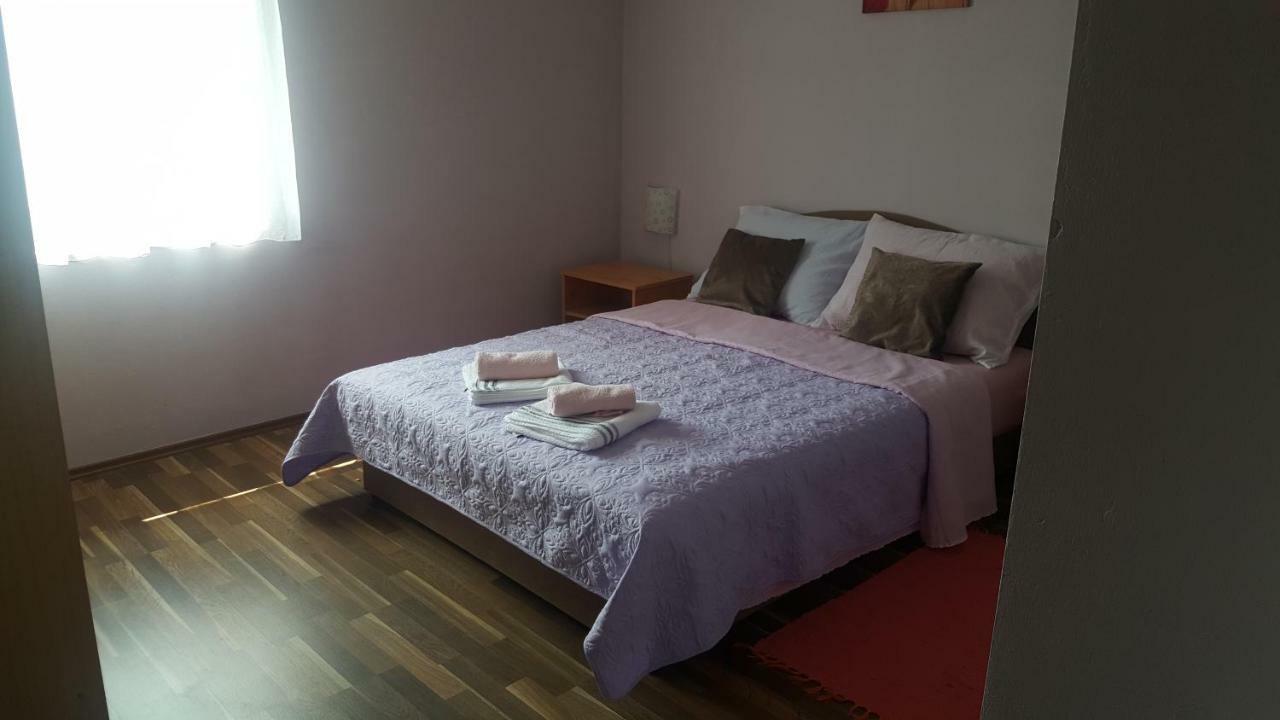 Apartman Nina Licko Petrovo Selo Exterior foto