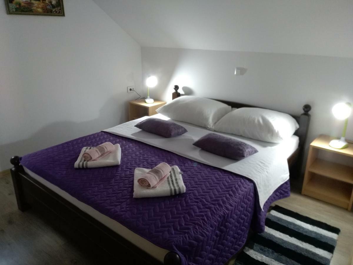 Apartman Nina Licko Petrovo Selo Exterior foto